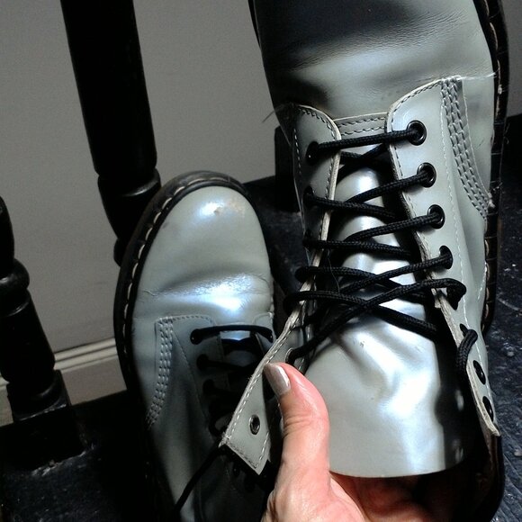 Dr. Martens Pearlescent Irridescent Gray silver womens 8 eyelet boots mens 6 - Picture 4 of 9